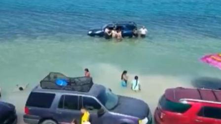 ‘Marea viva’ se lleva autos, motos, sombrillas… en playa de Sonora