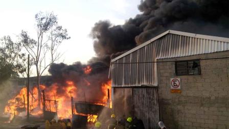 El incendio se registra en una bodega ubicada en Avenida Central. Foto: Especial
