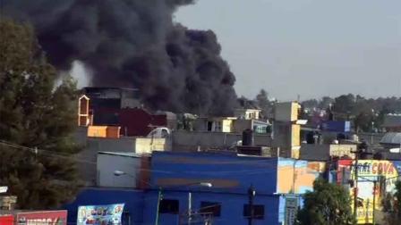 El incendio se registra en una bodega ubicada en Avenida Central. Foto: Especial
