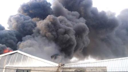 El incendio se registra en una bodega ubicada en Avenida Central. Foto: Especial