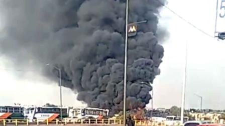 El incendio se registra en una bodega ubicada en Avenida Central. Foto: Especial