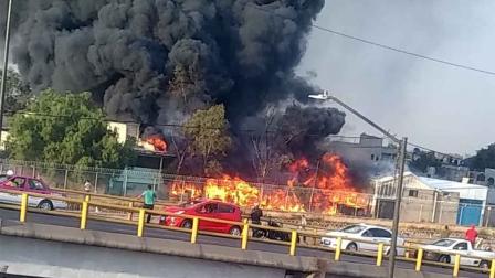 El incendio se registra en una bodega ubicada en Avenida Central. Foto: Especial