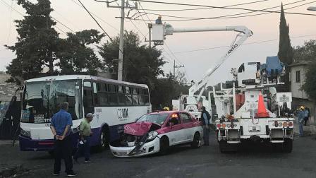 Grúa ‘suelta’ camión y choca contra taxi; también embiste poste