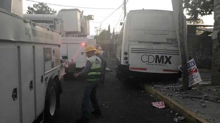 Grúa ‘suelta’ camión y choca contra taxi; también embiste poste