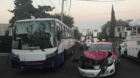 Grúa ‘suelta’ camión y choca contra taxi; también embiste poste