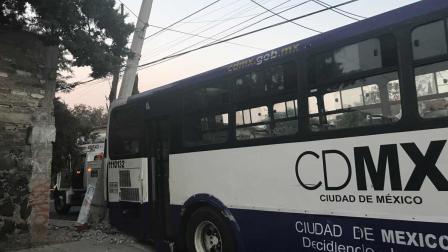Grúa ‘suelta’ camión y choca contra taxi; también embiste poste