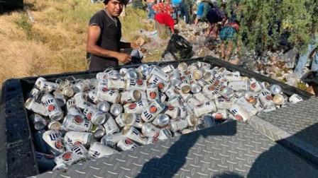 Una hora fue suficiente para que pobladores de la ciudad de Nuevo Laredo dejaran vacío un tráiler que iba cargado con miles de botes de cerveza y que volcó sobe la carretera Nacional.