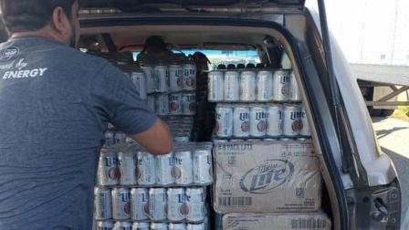 Una hora fue suficiente para que pobladores de la ciudad de Nuevo Laredo dejaran vacío un tráiler que iba cargado con miles de botes de cerveza y que volcó sobe la carretera Nacional.