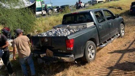 Una hora fue suficiente para que pobladores de la ciudad de Nuevo Laredo dejaran vacío un tráiler que iba cargado con miles de botes de cerveza y que volcó sobe la carretera Nacional.