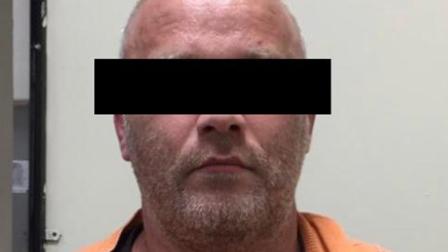 La Fiscalía General de la República (FGR) dio a conocer que ya se coteja la documentación e insignias policiales para establecer su autenticidad y procedencia. Foto: Especial
