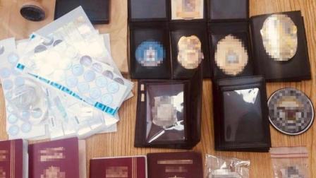 La Fiscalía General de la República (FGR) dio a conocer que ya se coteja la documentación e insignias policiales para establecer su autenticidad y procedencia. Foto: Especial