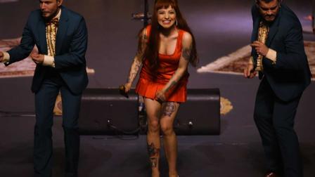 “Nunca había vivido en otra nación. Yo estaba muy joven, emocionada y con muchas ganas de hacer miles de cosas. Llegué sin conocer a nadie en la música, pero tenía el ánimo de cantar, de crear. Aterricé con muchas maletas y en ellas llevaba mi guitarra e infinidad de ilusiones”, afirmó la cantante chilena.