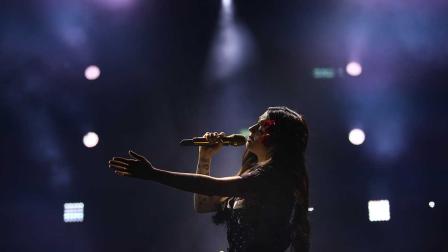 “Nunca había vivido en otra nación. Yo estaba muy joven, emocionada y con muchas ganas de hacer miles de cosas. Llegué sin conocer a nadie en la música, pero tenía el ánimo de cantar, de crear. Aterricé con muchas maletas y en ellas llevaba mi guitarra e infinidad de ilusiones”, afirmó la cantante chilena.