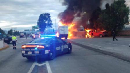Trailer se incendia tras chocar contra caseta en la México-Puebla
