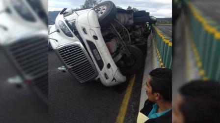 Trailer se incendia tras chocar contra caseta en la México-Puebla