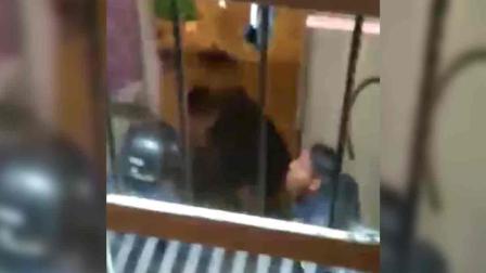 Policías irrumpen en vecindad; hieren a tres vecinos y matan a perro