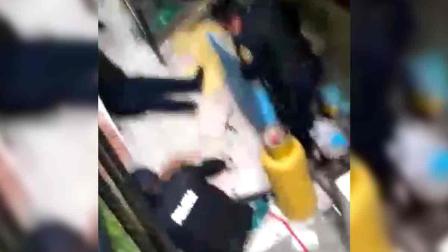 Policías irrumpen en vecindad; hieren a tres vecinos y matan a perro