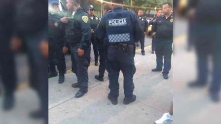 Policías irrumpen en vecindad; hieren a tres vecinos y matan a perro