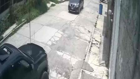 Así cierran el paso a camioneta y asaltan a pasajeros en Edomex 