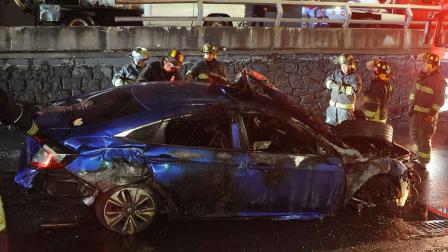 Personal de emergencia atendió a los jóvenes que viajaban en el auto siniestrado. Foto: Cuartoscuro