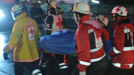 Personal de emergencia atendió a los jóvenes que viajaban en el auto siniestrado. Foto: Cuartoscuro