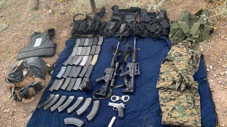 Elementos de la Policía Federal en coordinación con personal de la Secretaría de la Defensa Nacional, detuvieron a una persona con tres armas, 30 cargadores y diversos cartuchos útiles.