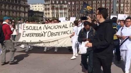 Los manifestantes arribaron a la plancha del Zócalo, por el momento no afectan la vialidad. 