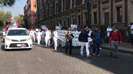 Los manifestantes arribaron a la plancha del Zócalo, por el momento no afectan la vialidad. 