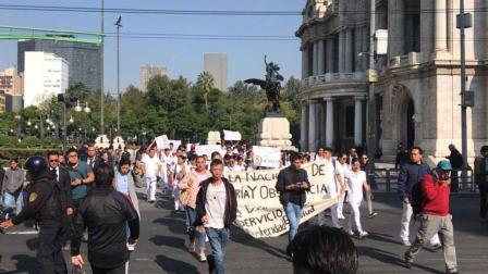 Los manifestantes arribaron a la plancha del Zócalo, por el momento no afectan la vialidad. 