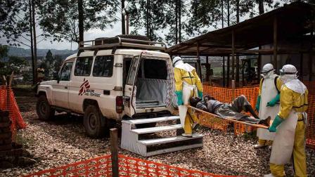 Un paciente detectado con ébola es trasladado de un hospital rural al centro de atención especializado, en el Congo. 