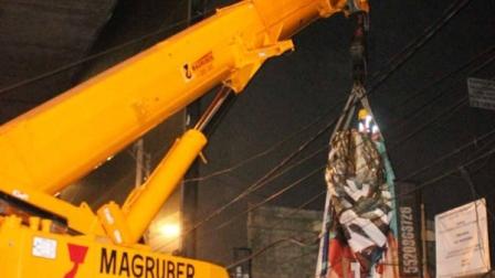 Trabajadores del INVEA, emplearon cuatro grúas. Foto: Especial