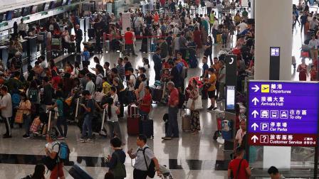 Las escenas de largas filas y aglomeraciones continuaron el martes por la mañana en el aeropuerto, que trataba de recuperarse de la protesta del lunes, en la que los manifestantes con sus acciones intentaron llamar la atención sobre lo que consideran brutalidad policial a la hora de dispersar las protestas en la ciudad.