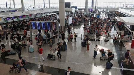 Las escenas de largas filas y aglomeraciones continuaron el martes por la mañana en el aeropuerto, que trataba de recuperarse de la protesta del lunes, en la que los manifestantes con sus acciones intentaron llamar la atención sobre lo que consideran brutalidad policial a la hora de dispersar las protestas en la ciudad.