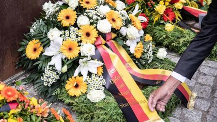 Con dolor, Alemania recuerda construcción del Muro de Berlín