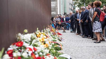 Con dolor, Alemania recuerda construcción del Muro de Berlín