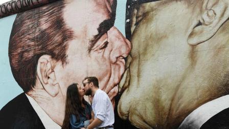 Con dolor, Alemania recuerda construcción del Muro de Berlín