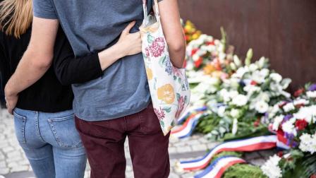 Con dolor, Alemania recuerda construcción del Muro de Berlín