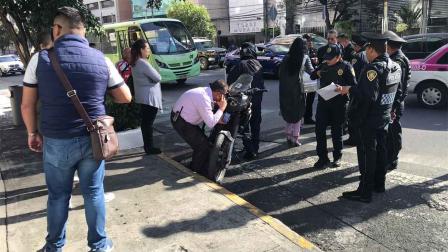 Testigos refieren que el policía circulaba hacia por el carril de las bicicleta cuando embistió al adulto mayor. Foto: Jorge González