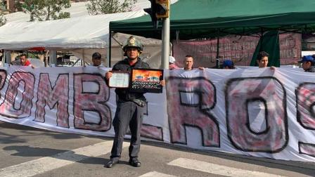 Mientras los 18 bomberos anuncian su huelga de hambre, el grupo de jubilados decretó un ayuno de 24 horas.