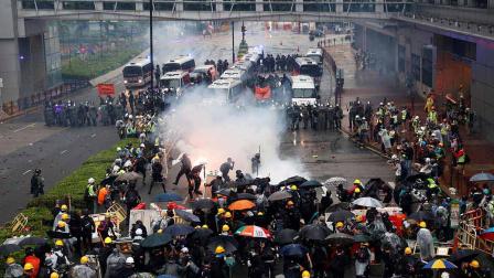 Arrecia violencia en protestas de Hong Kong