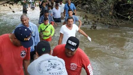 Creciente de arroyo arrastra a 34 personas en Nayarit