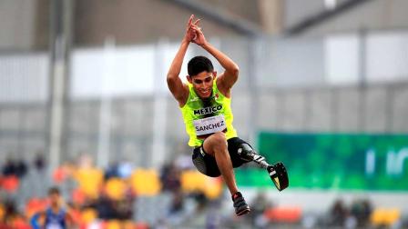El mexicano Alan Sánchez compite en la prueba de salto de longitud (Notimex)