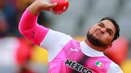 El mexicano Bryan Enríquez compite en la final de lanzamiento de bala (Notimex)