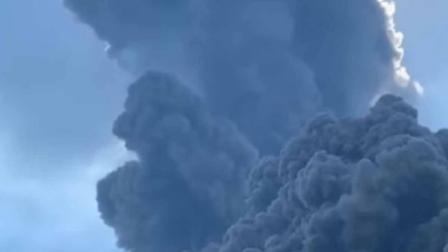 Joven escapa de volcán en erupción; esto captó en video
