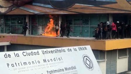 Los manifestantes encapuchados causaron destrozos en el edificio de Rectoría