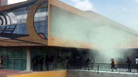 Los manifestantes encapuchados causaron destrozos en el edificio de Rectoría. 