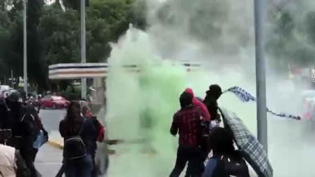 Los manifestantes encapuchados causaron destrozos en el edificio de Rectoría. 