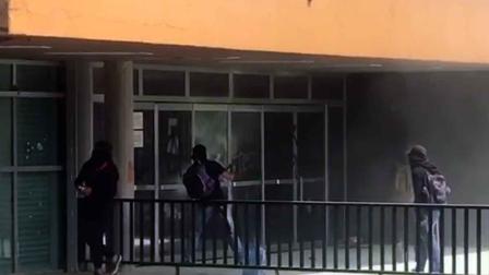 Realizaron pintas en vidrios y muros.