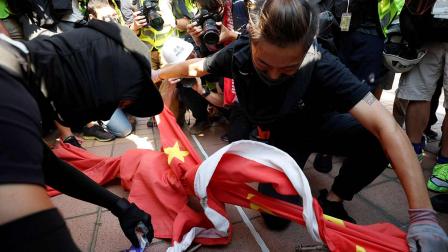 Manifestantes queman bandera china y chocan con la policía en Hong Kong