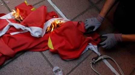 Manifestantes queman bandera china y chocan con la policía en Hong Kong